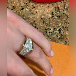 Absolutely irresistible fashion Dimond like looking expensive ring. Size 5.5